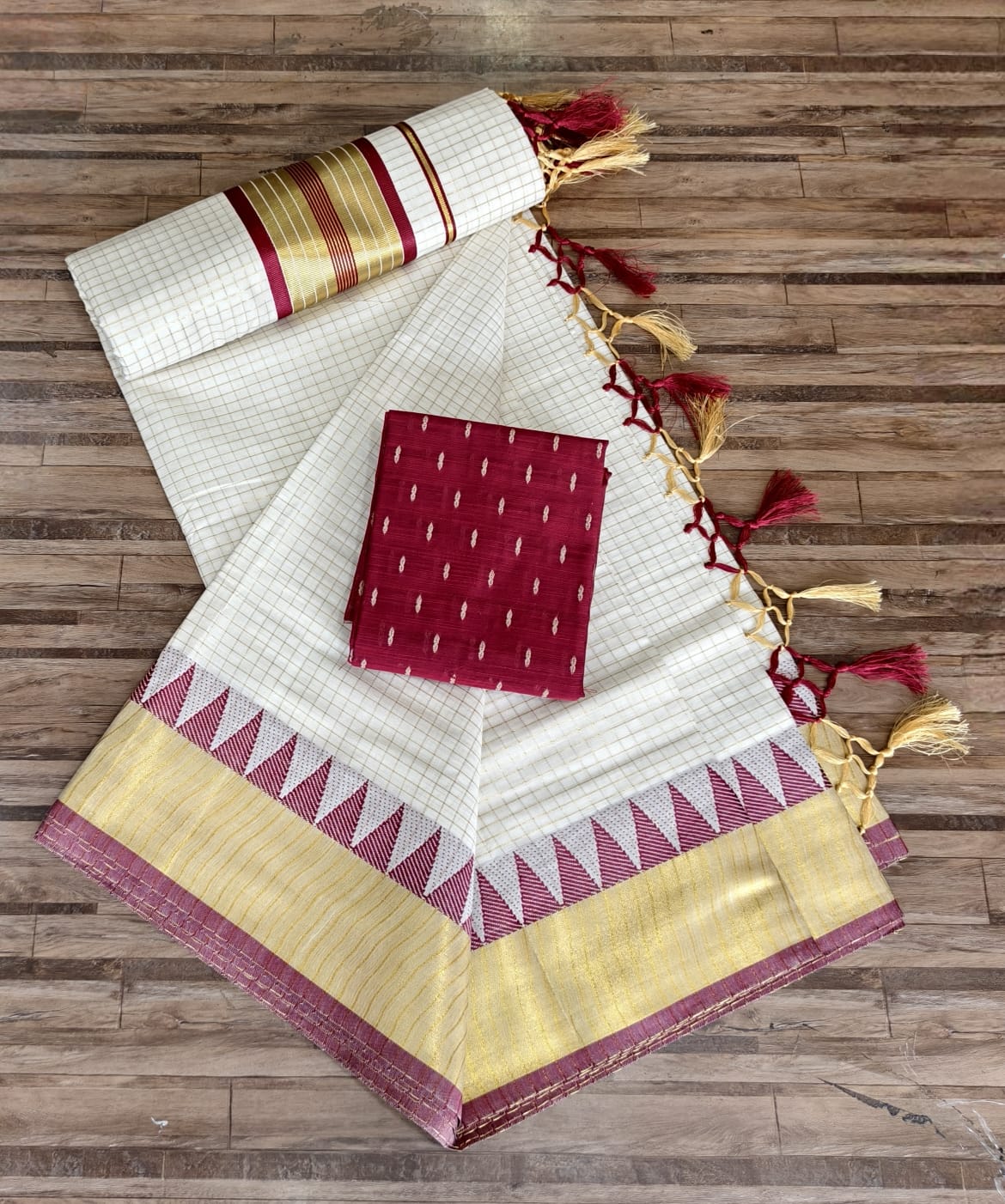 Small Checkered With Temple Border Kerala Cotton Saree